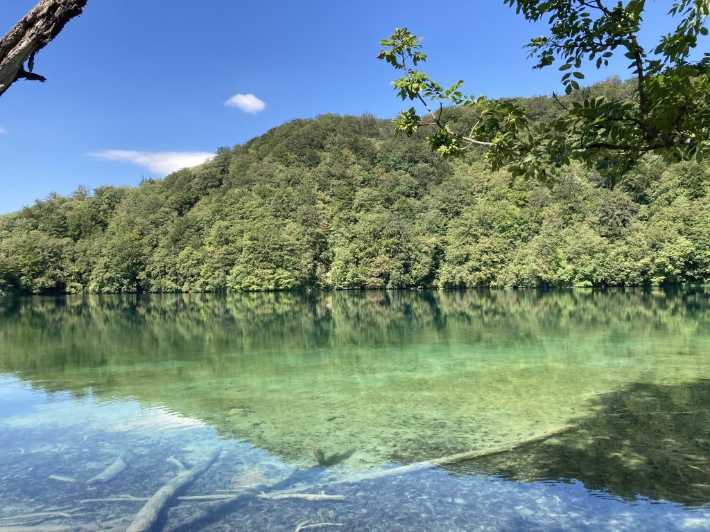 El Parque Nacional de los Lagos de Plitvice, con sus lagos de color azul