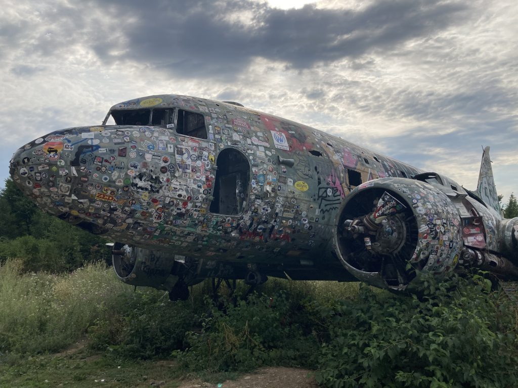 El avión abandonado de Zeljava, en el Aeródromo Zeljava
