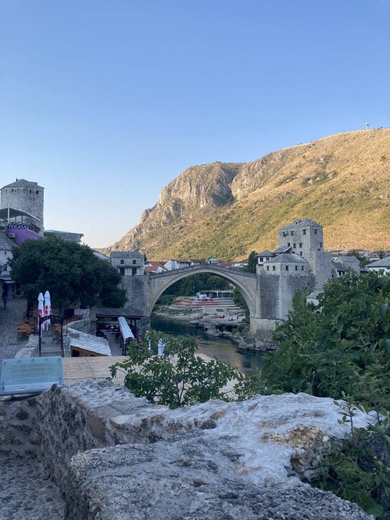 El puente de Mostar al amanecer, también conocido como Stari Most, en Bosnia y Herzegovina