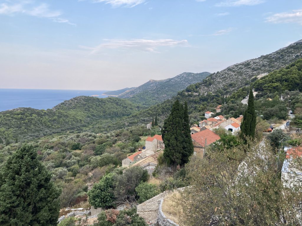 La isla de Mljet con sus verdes y el mar de fondo