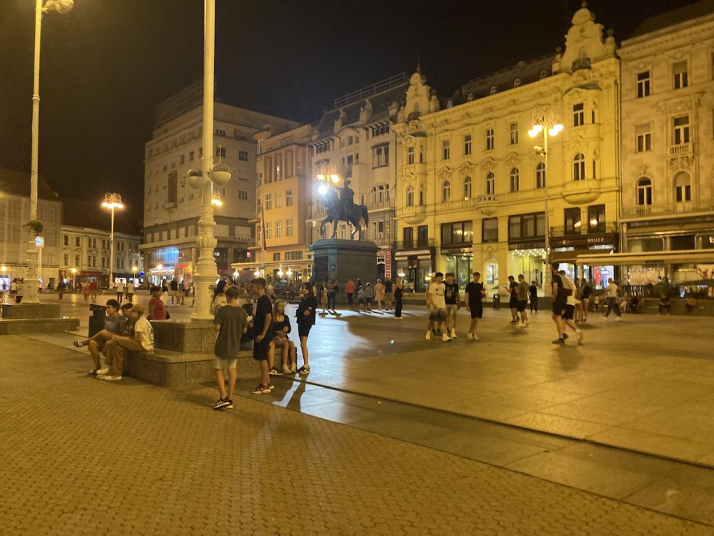 La ciudad de Zagreb, capital de Croacia, de noche