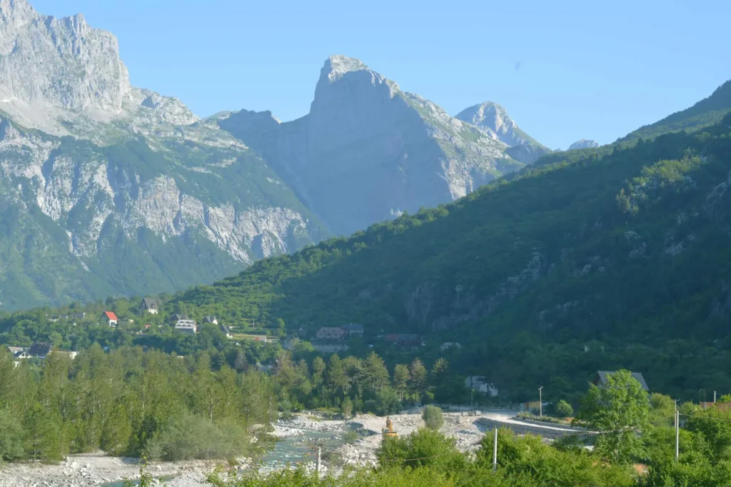 Los picos de las montañas de Albania desde el pueblo de Theth