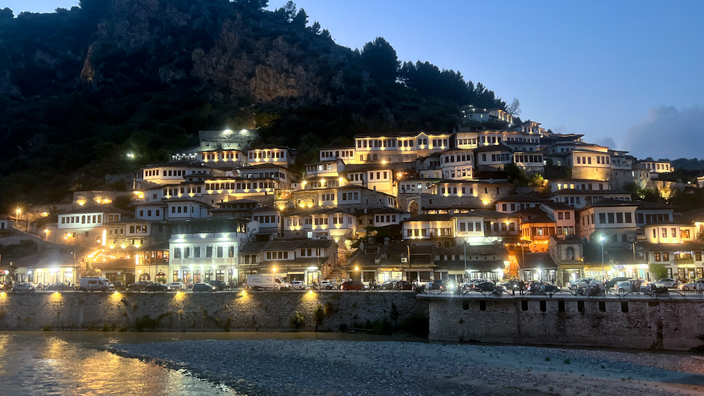 La ciudad de Berat (Albania) de noche iluminada