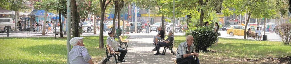 Viajar a Tirana: un grupo de jubilados en los bancos del centro de Tirana