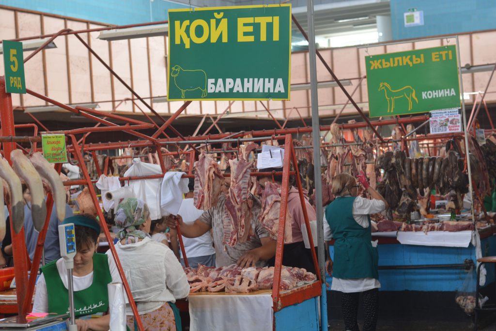 Puestos de comida en el Bazar Verde de Almaty