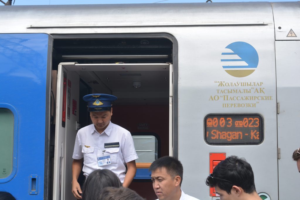Tren de Almaty a Astaná, del que se baja uno de los guardias