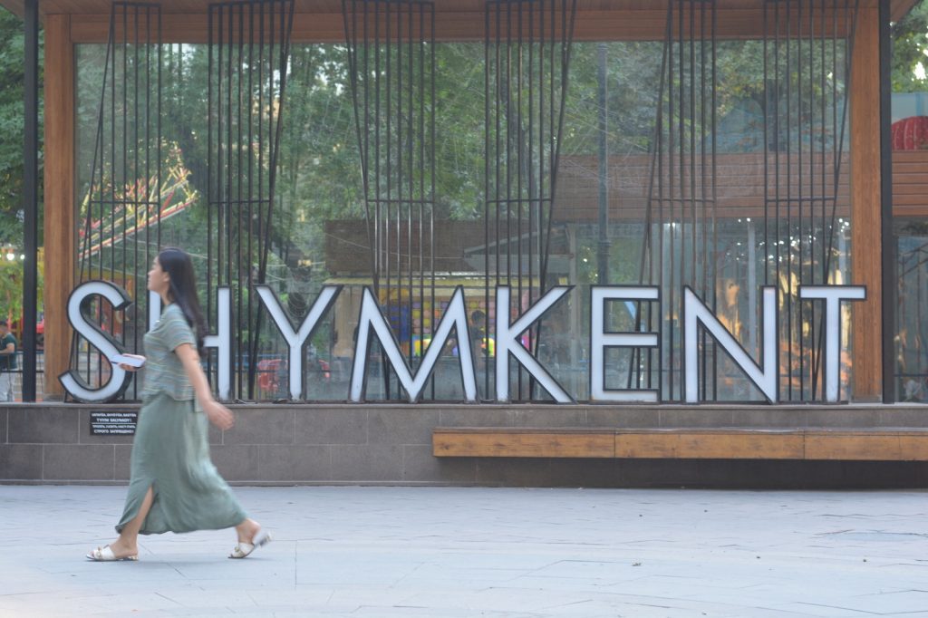 La calle Arbat de Shymkent con una mujer cruzando