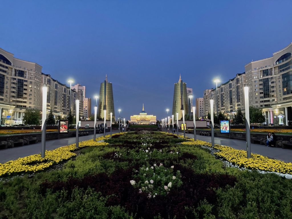 El centro de la ciudad de Astaná de noche