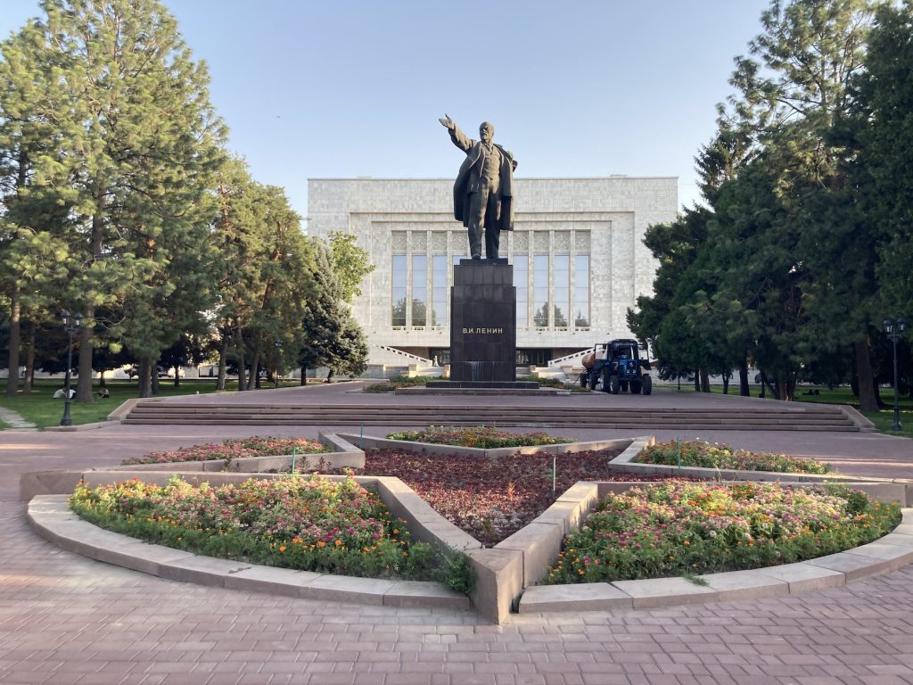 Una estatua de Lenin en el centro de uno de los parques de Bishkek, la capital de Kirguistán