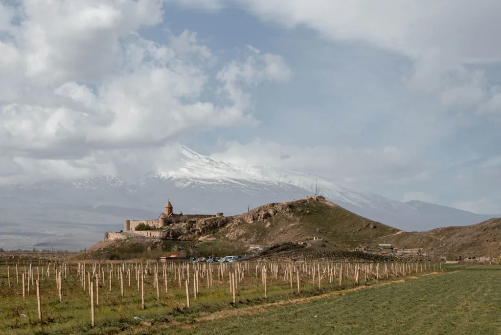 foto de un prado en armenia de cultura nomada