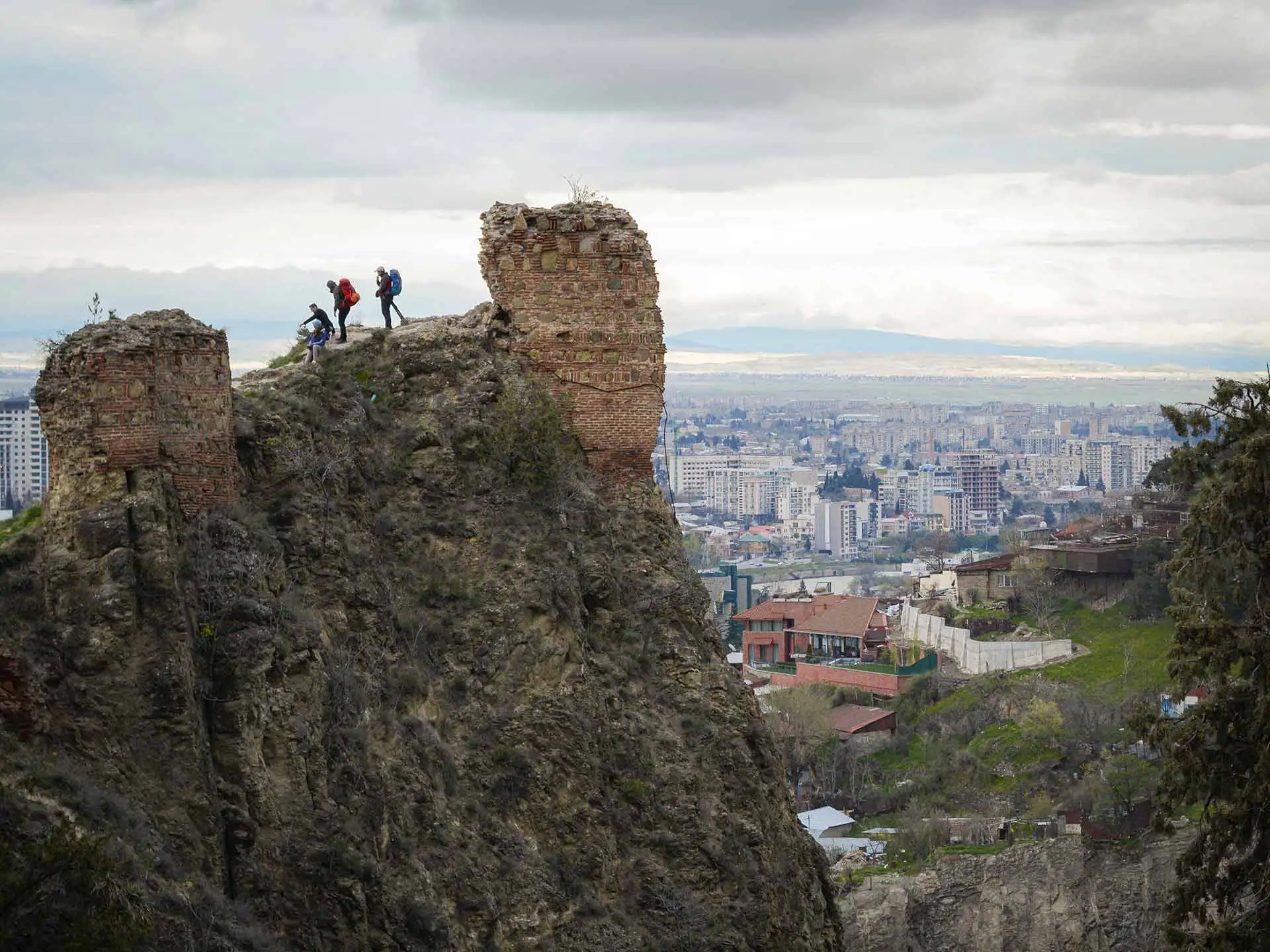 montaña y vistas a la ciudad en georgia por cultura nomada