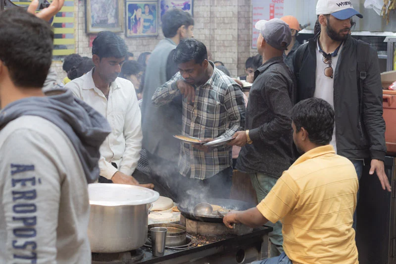 Preparando una paratha en uno de los callejones de Old Delhi