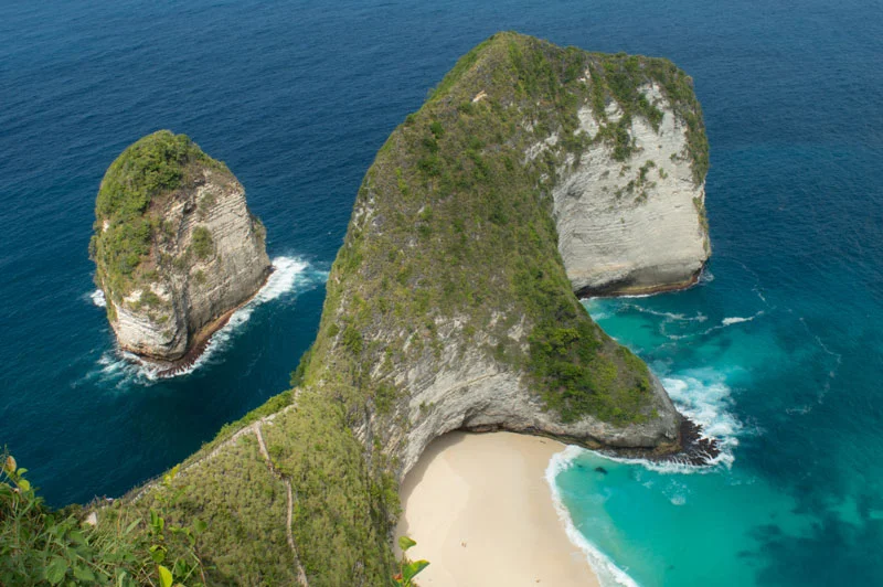 La playa de Kelingking Beach en Nusa Penisa, la isla cercana a Bali