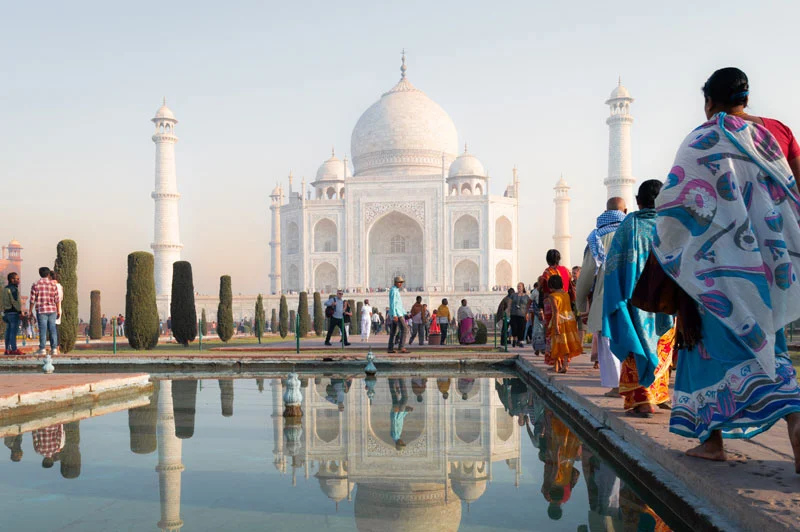 Reflejos del Taj Mahal en el agua de sus jardines