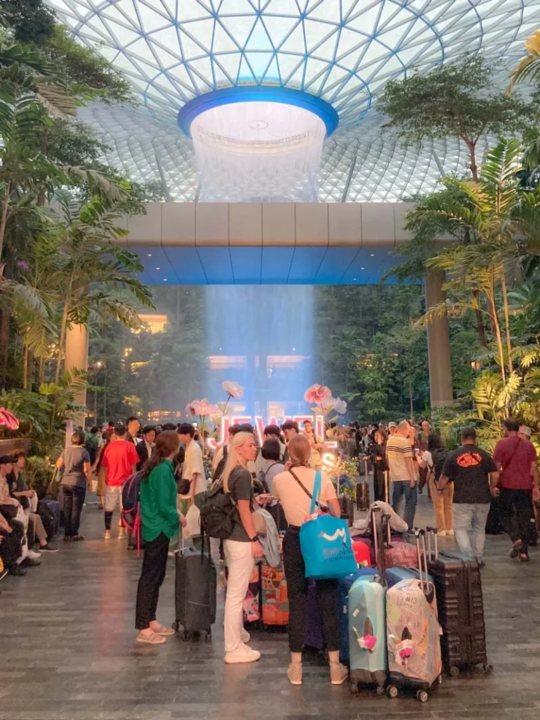La cascada en The Jewell, el centro comercial del aeropuerto de Singapur