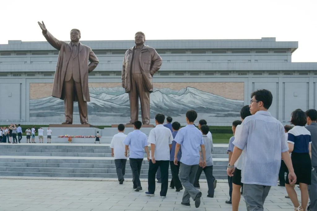 El Gran Monumento de la colina Mansu, con las dos estatuas de Kim Il Sung y Kim Jong Il, en Pyongyang - Viajar a Corea del Norte