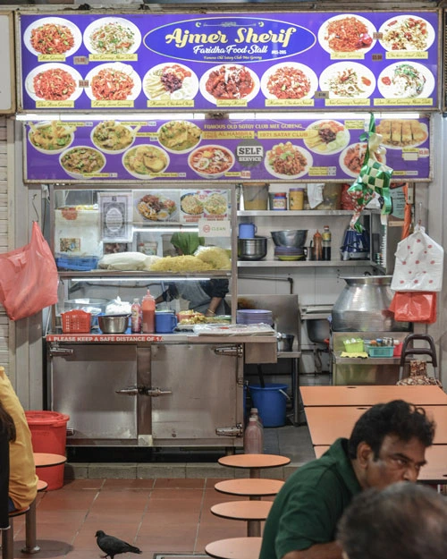 Un puesto callejero de comida India en un hawker centre de Singapur