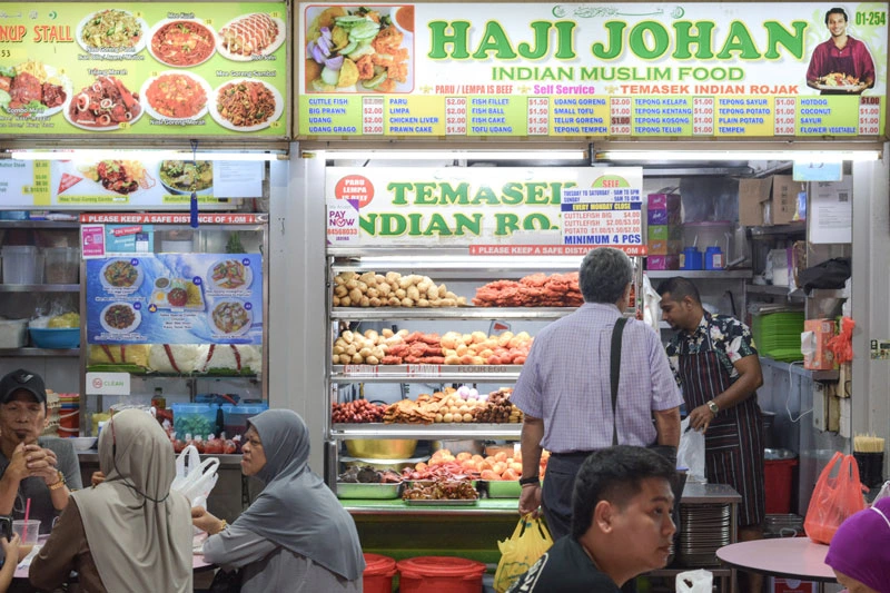 Un puesto de comida india y árabe en un hawker centre de Singapur