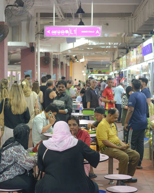 Gente comiendo en el Tekka Centre de Little India de Singapur