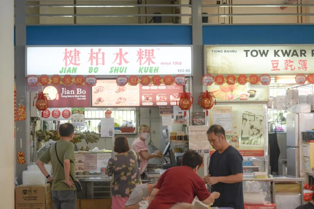 Puesto callejero en el hawker centre Tiong Bahru market de Singapur