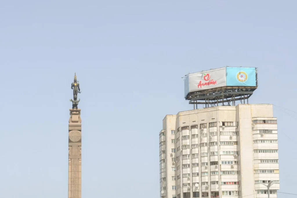 El Monumento de la Independencia en la ciudad de Almaty en Kazajistán