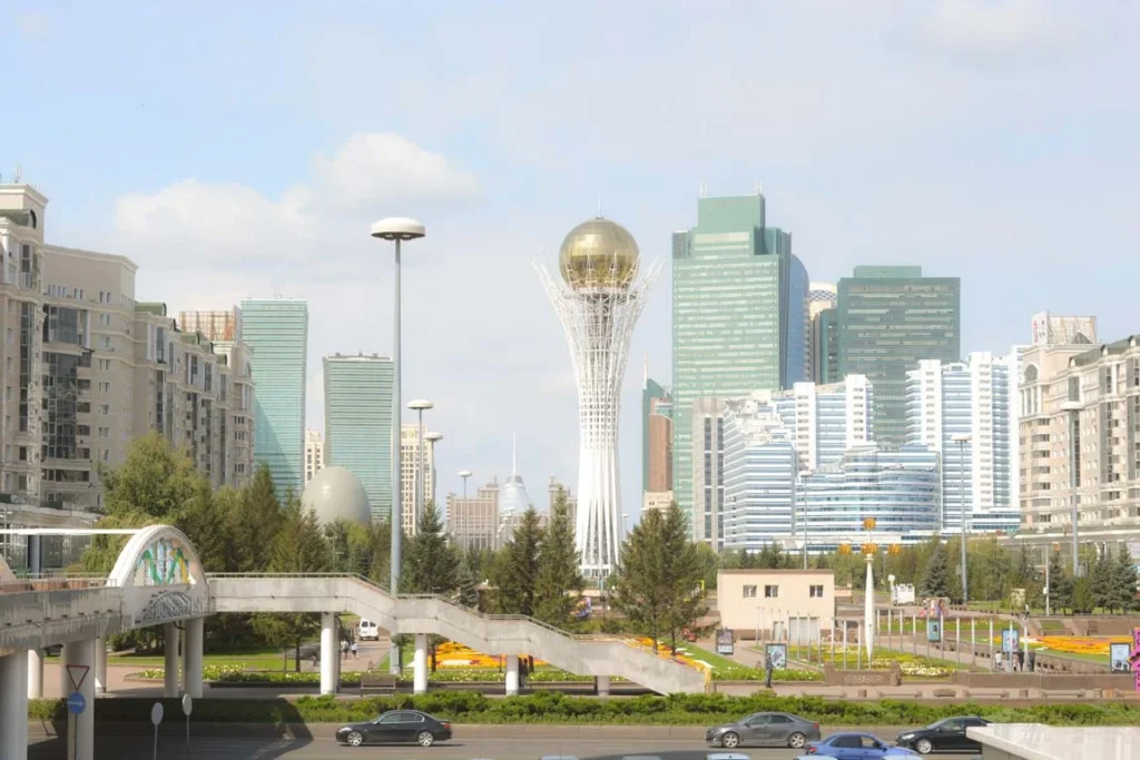 Edificios futuristas del centro de Astaná, la capital de Kazajistán