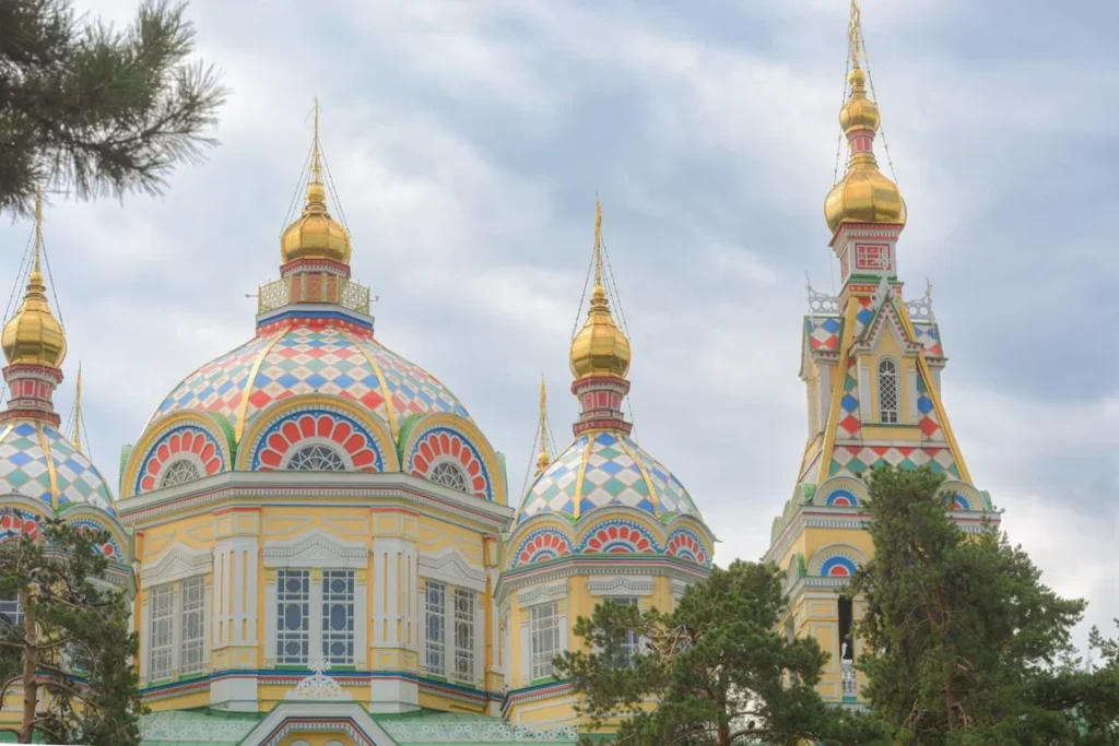 La Catedral de la Ascensión de Almaty en Kazajistán