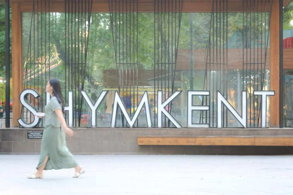 El cartel de la ciudad de Shymkent en la calle Arbat, en Kazajistán