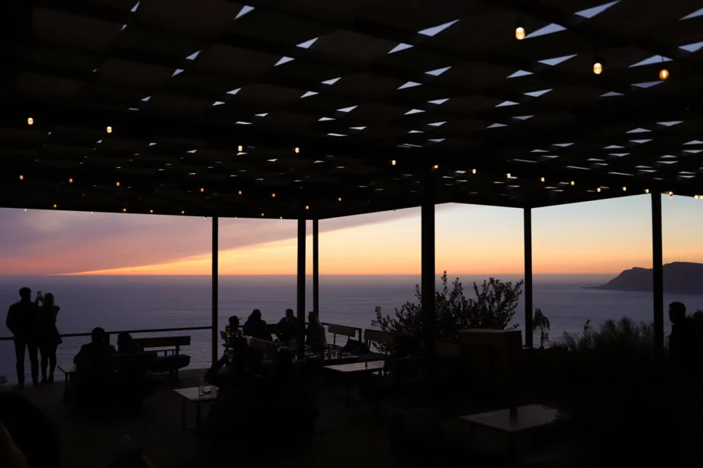 Atardecer en el bar Bura Cuatro Cuatros en el Valle de Guadalupe, en Baja California, en México