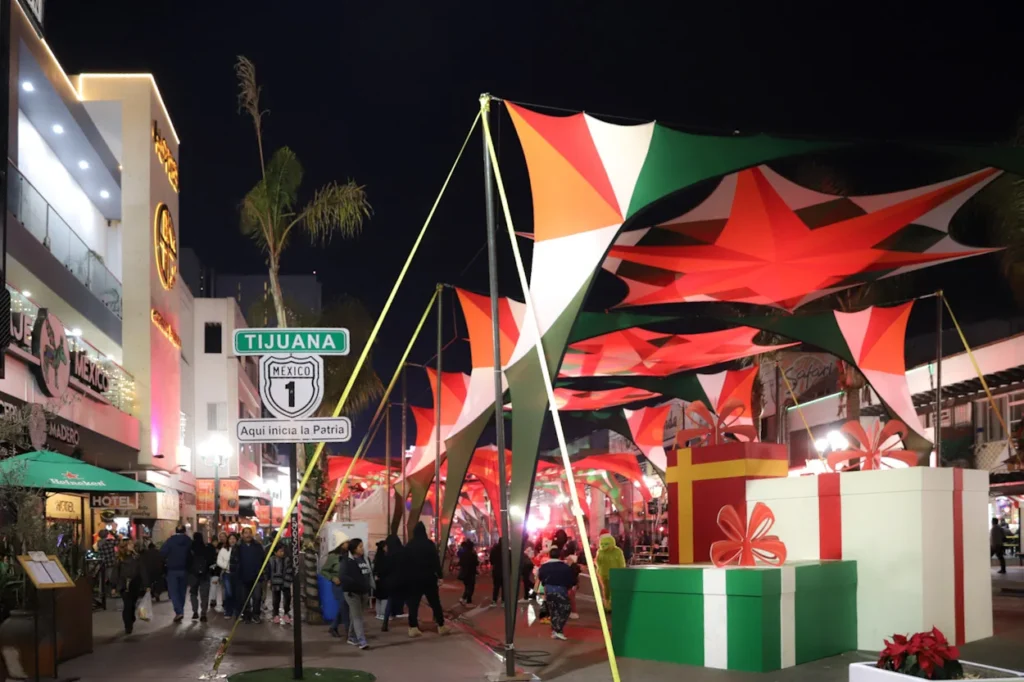 La Avenida de la Revolución de Tijuana de noche