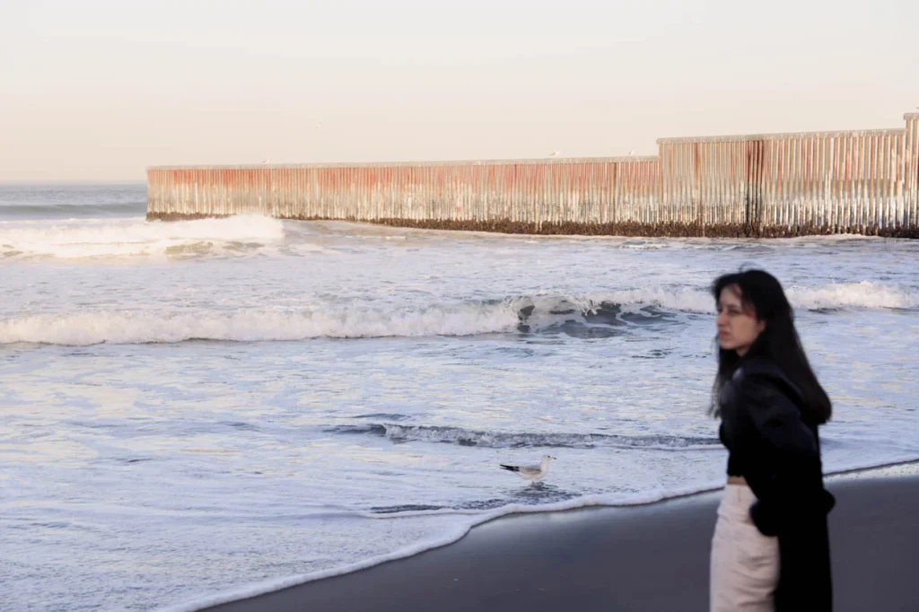 El muro en la playa de Tijuana que separa México de Estados Unidos