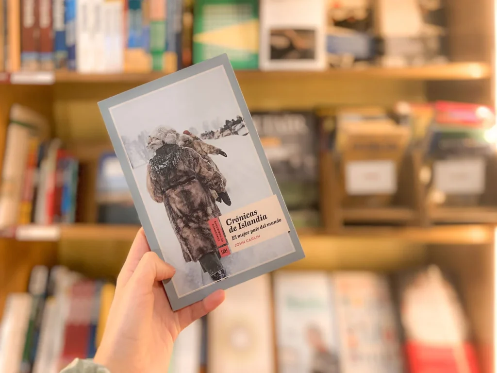 La portada del libro 'Crónicas de Islandia', de John Carlin