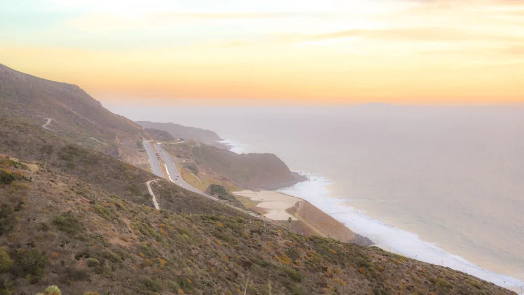 La carretera y el mar durante el road tripo por la península mexicana de Baja California