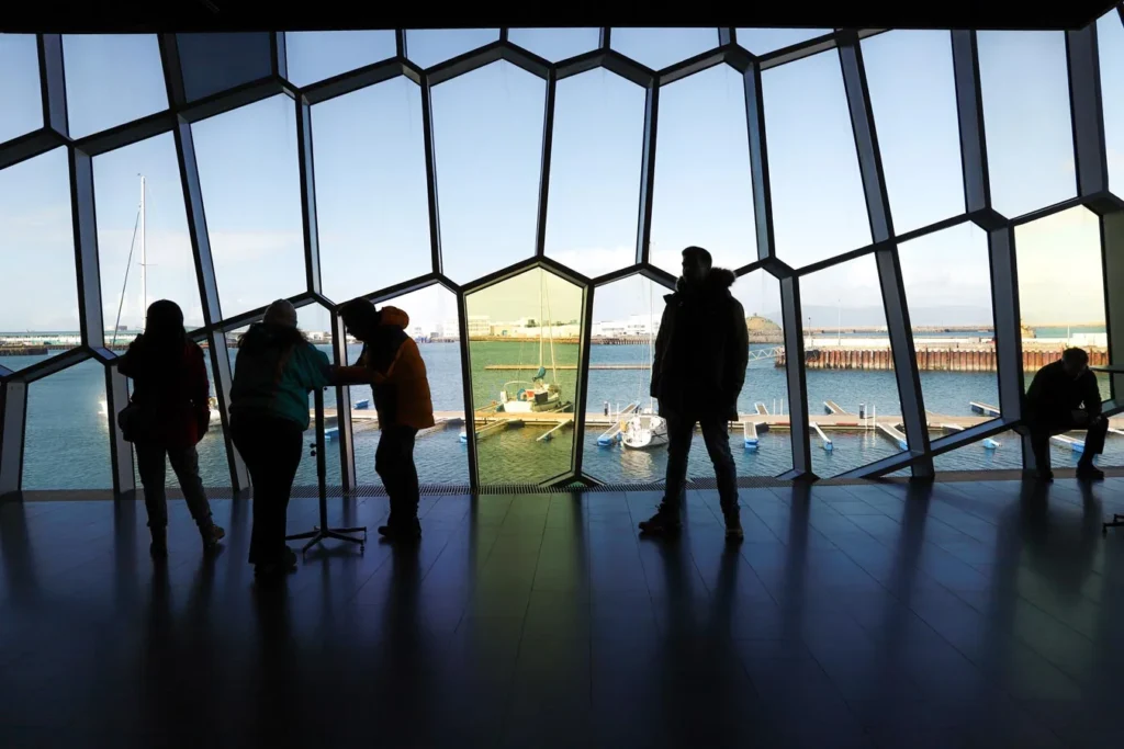 El edificio Harpa por dentro en Reykjavik, en Islandia