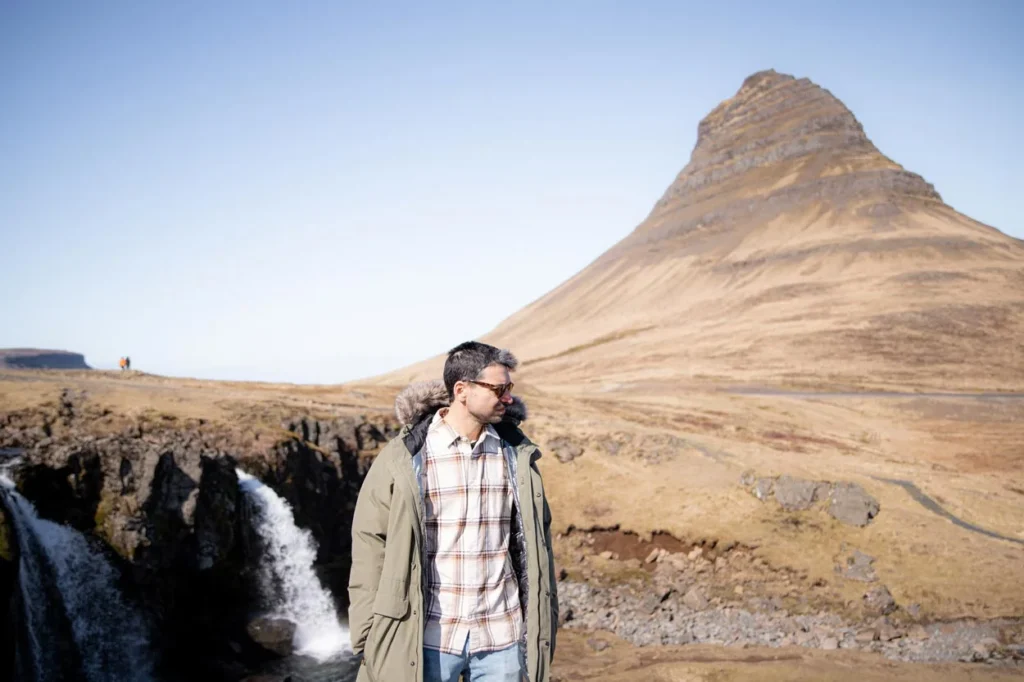 La montaña Kikjufell y las cascadas, en la península de Snaefellsness, en Islandia