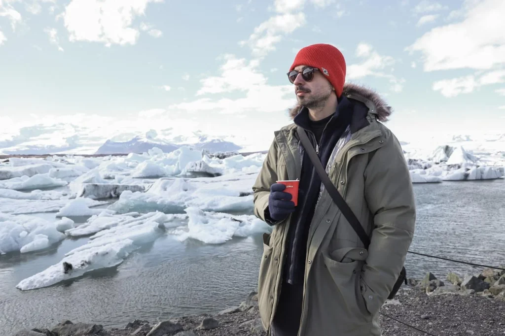 Delante del lago glaciar de Jökusárlon, en Islandia