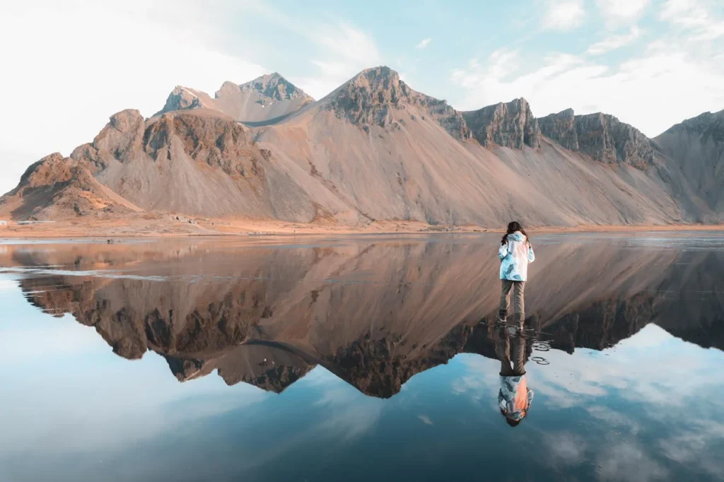 La playa de Stokksnes con el reflejo de las montañas al amanecer, en Islandia