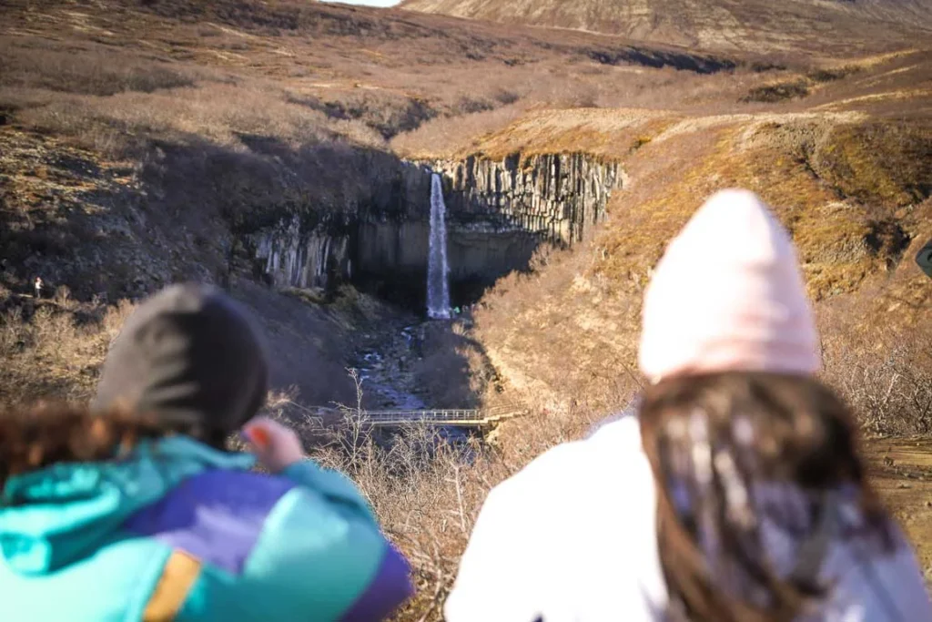 La cascada Svartifoss en Islandia, a la que se accede después de un trekking