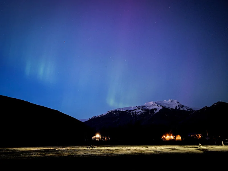 Auroras boreales en el camping cerca de Stokksnes en Islandia, una zona para autocaravanas con vistas a Vestrahorn
