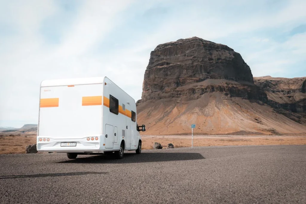Una autocaravana de alquiler en Lómagnúpur, en Islandia