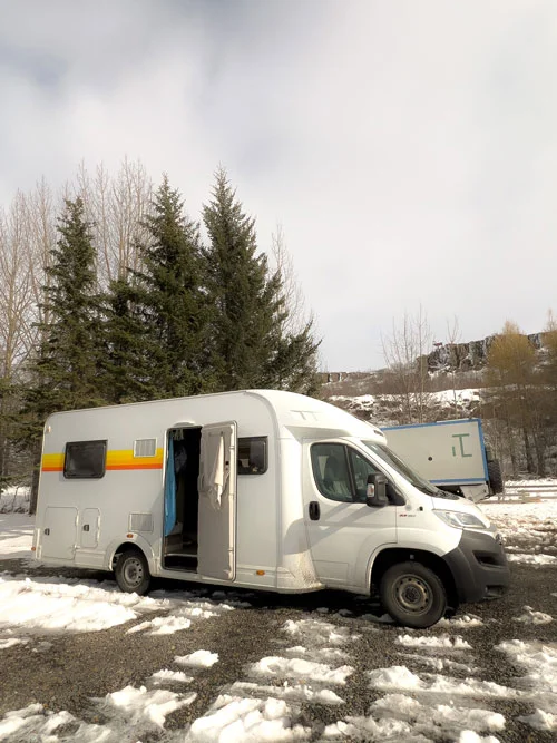 La autocaravana en el camping de Egilsstaðir, en Islandia, cubierto de nieve