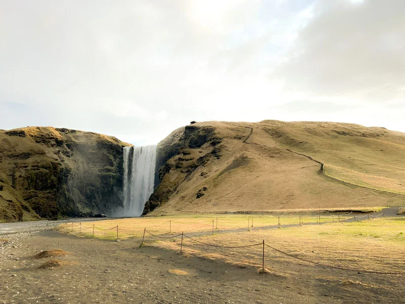 El camping de Skogar te da la oportunidad de dormir con vistas a la cascada de Skógafoss