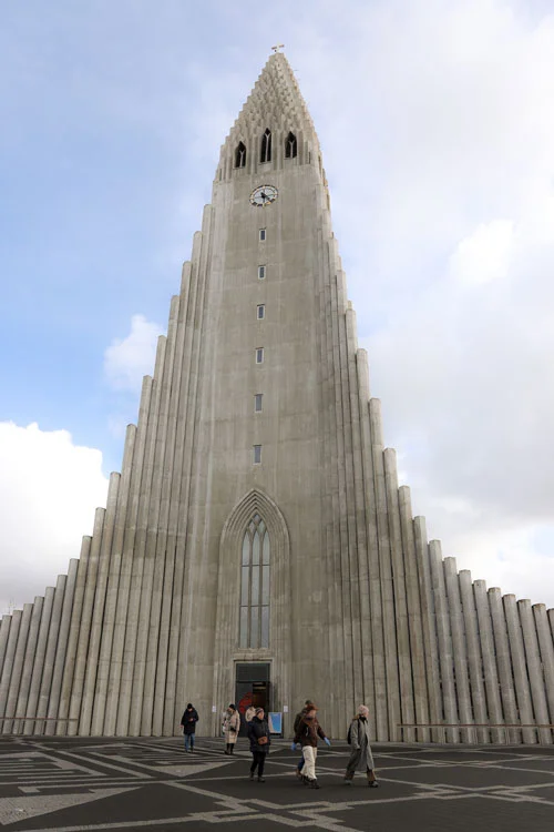 Hallgrímskirkja, la iglesia moderna de Islandia en Reykjavik