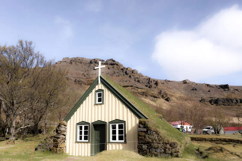 Hofskirkja iglesia de césped en Islandia
