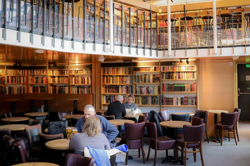 La librería y bar Hús máls og menningar en Reykjavik, en Islandia