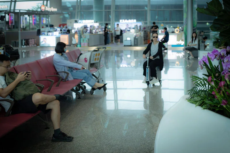 Maleta motorizada en el aeropuerto de Shenzhen, en China