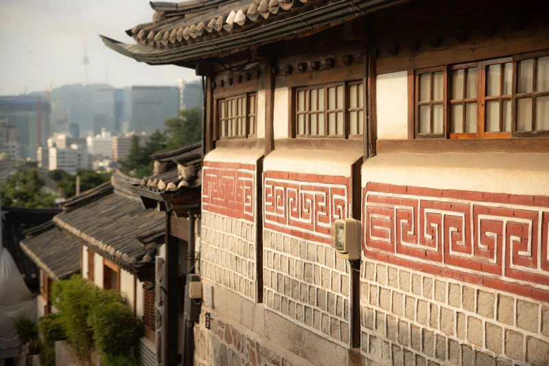 Los edificios del barrio Bukchon en Seúl, en Corea del Sur