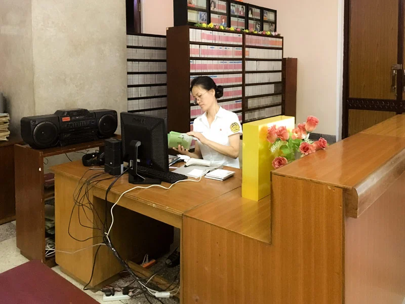 Una bibliotecaria en la Biblioteca Central de Pyongyang, Corea del Norte