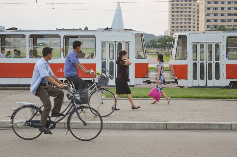 Norcoreanos en las calles de Pyongyang, la capital de Corea del Norte