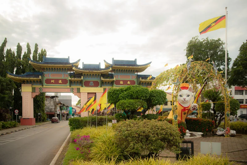 La estatua del Gato de Padungan en Kuching, la ciudad de los gatos, en Malasia